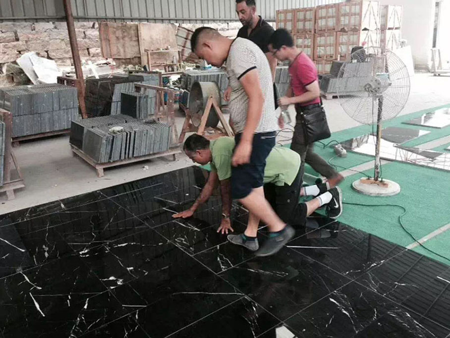 inspection des carreaux de marbre nero marquina
