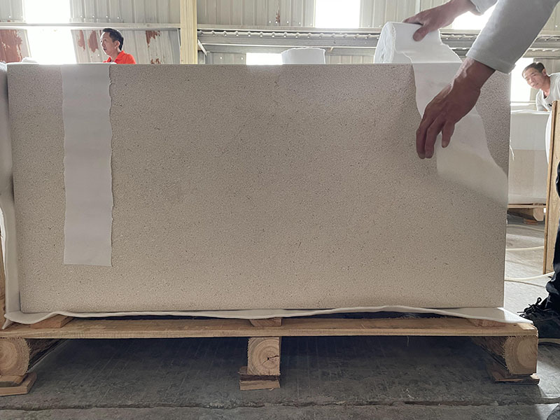 Chargement de conteneurs de dalles en pierre calcaire beige Gascoigne
        